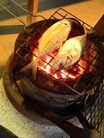 炭火で焼く焼き魚（1）