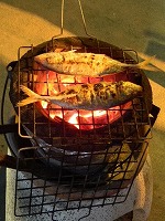 炭火で焼く焼き魚（2）